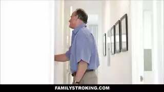 زوجة الأب تتعرض لتدمير فتحاتها من قبل ابن الزوج السباك