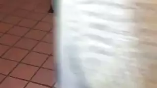 عاهرة مراهقة ذات أثداء صغيرة تُمارس عليها الجنس بقوة وهي ترتدي زيها الأسود المثير