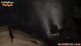 عاهرة محجبة ترضي الجندي بجنس فموي واختراق مزدوج