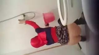 دييث يضع كاميرا تجسس لمراقبة قريبته في حمام ساخن