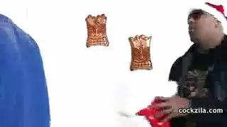 قضيب أسود كبير يحصل على تدليك جنسي بينما تجارها الممتلئة تضغط على ثدييها الناعمين