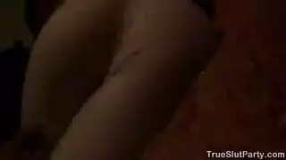 سمراء وقحة يُدمّر مهبلها المبلل