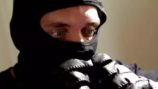 مرات أبيه تهدده بل شرطه