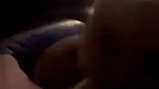 صفع مؤخرتها قبل الشرج على الأريكة