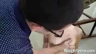 رجل محتشم ينفجر، وينيك عاهرة بشغف خام وحار