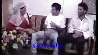 ثلاث نساء تمنحن رجلاً مصًا لا يُنسى