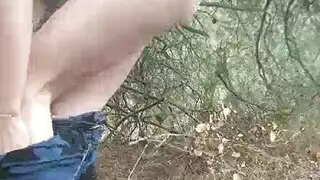 يلعب فى كسها بخشبه