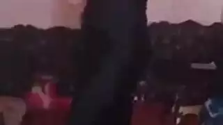 عاهرة عربية إباحية تخلع ملابسها وتجعلك تقذف