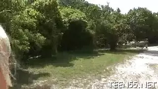 الفتاة الشقراء الطويلة تأخذ جارها إلى المنزل لتعبئة شرجية إباحية