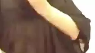 مشهد فردي: فتاة محجبة تفتح أزرارها وتقذف أمام الكاميرا