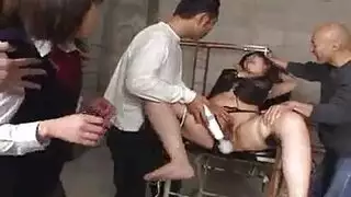 زنجي مع ثلاث آسيويات ناعمات