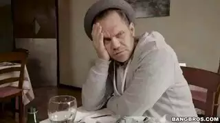 أخذ قضيبه الكبير بعمق وتحريك ذلك العمود