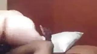 البرازيلية الجذابة تفرك زبه وهي تركب بشكل عكسي