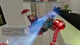 فتاة سمراء تخدم قضيبًا أسودًا كبيرًا بفمها وباطن قدميها