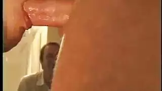 اختراق فموي مزدوج: عاهرة ساخنة تأخذ اثنين في فمها