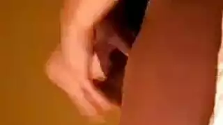 صديق ذو قضيب كبير يضرب فرج الفتاة المدبوغة بعمق