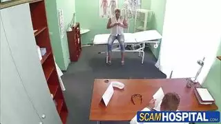 شقراء صغيرة تأخذ قضيباً وحشياً في فتحتها الضيقة