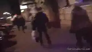 قضيبان، فم واحد – سمراء هواة تختنق بقضيب مزدوج