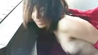 فتاة آسيوية تركع من أجل مص قضيب علني على السلالم