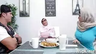 تعليم إباحي: مدرب أمريكي يعلم المحجبات مص متقدم