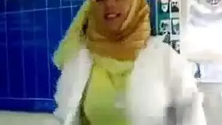 إباحية في الفصل: محجبة تتوسل لشرج قاسٍ وقذف داخلي