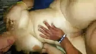 مؤخرة كبيرة تُصطدم بقضيب صلب كبير في مشاهد إباحية جامحة