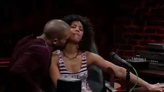 فتاة راديو بمؤخرة ضخمة تحصل على ضرب من الخلف