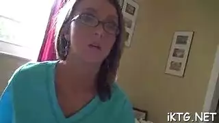 ثعلبة ترتدي نظارات تستخدم ثدييها المدورين ثم تمص الزب وتنكح بقوة