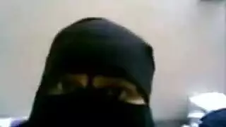 ترتدي النقاب، تُنكح بقوة، وتصرخ زبك حلو أوي، انيكني