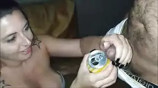 فتاة ممتلئة الجسم تداعب وتتمص قضيبه مستخدمة علبة صودا للعب