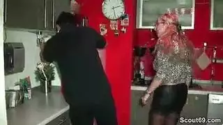 أفلام إباحية: عامل الإصلاح يضاجع فرج امرأة متزوجة على أرضية المطبخ