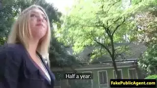 ركوب زب في السيارة: مراهقة تأخذ زباً قوياً في المؤخرة