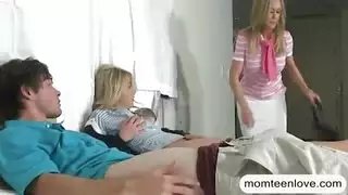 مراهقون يتبادلون مص القضيب والجنس الشرجي الخشن