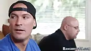 مراهقة مرتدية الجلد تمارس جنسًا عنيفًا في غرفة الفندق