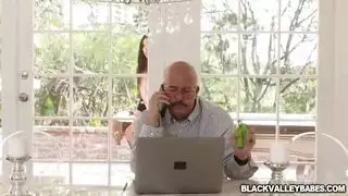 علية حديد تأخذ قضيبين في أوي عرقي