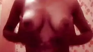 منغمسة في اللعب، تأخذ قذفًا نهائيًا كبيرًا على الوجه