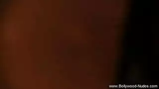 عاهرة الملابس الداخلية السوداء تمتلئ بلعبة ضخمة