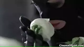 فتاة مقنعة تستخدم الأقدام والأيدي لإثارة قاسية للقضيب