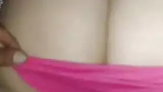 أثداء وفرج مطلية من خلال ملابس وردية شفافة