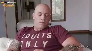 فتشية الزي: خادمة سمراء تشارك في جماع جماعي