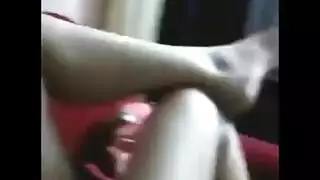 مراهقة شقية تقطر مبللة وهي تصور فرجها من أجل جماع عن بعد