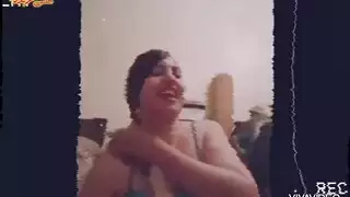 مشهد إباحي صريح: ترقص بقميص نوم شفاف وصدرها مكشوف