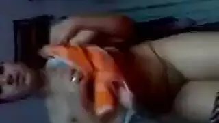 فوفا العاهرة المتحمسة تتباهى بجسدها العاري في حمام إباحي ساخن