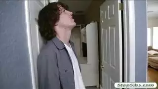 جنس فموي من منظور الرجل لسمراء جميلة تلاعب بلسانها