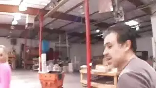 مشيات عاهرات يأخذن قضيب رجل حافي القدمين كبير