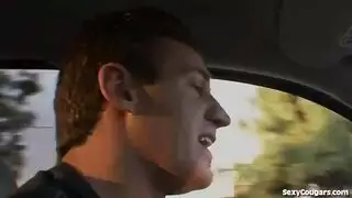 شاب أصغر يضرب فرج و مؤخرة ميلف مزيفة الضيقة