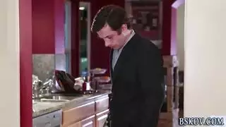 جلسة جنس تذيب عقل كارلا كوش وهي ترتدي فستانًا أبيض بسيطًا