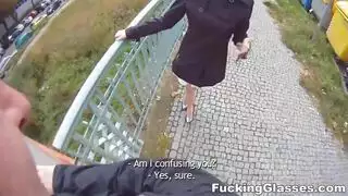 الشقراء كيلي ديفاين تأخذ قضيبًا اصطناعيًا ضخمًا بعمق وتتعرض للجماع في الوجه