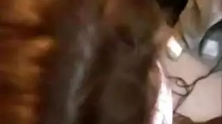 ثلاث فتيات مثيرة راكعات لأكل مهبلين